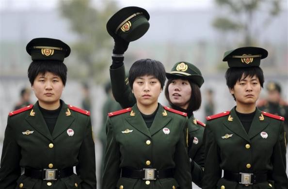 Các nữ quân nhân trong một buổi tập ở căn cứ quân sự tại Nam Kinh, tỉnh Giang Tô, Trung Quốc.