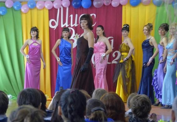 Các nữ tù nhân tham gia cuộc thi "Hoa hậu Mùa xuân năm 2012" – một cuộc thi sắc đẹp được tổ chức tại phía bắc của thành phố Vladivostok, Nga.