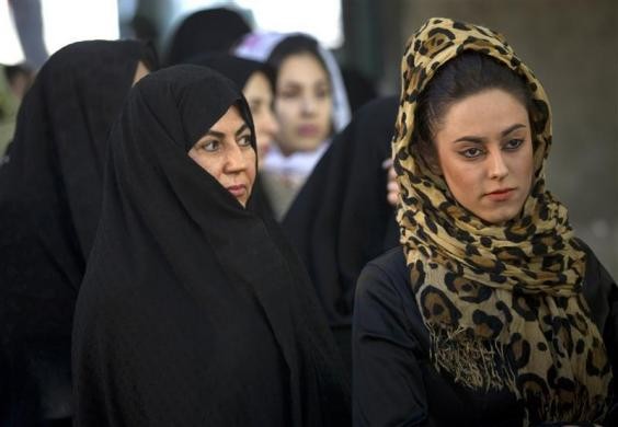 Phụ nữ Iran khi đang chờ để bỏ phiếu trong cuộc bầu cử quốc hội tại một nhà thờ Hồi giáo ở phía nam Tehran.
