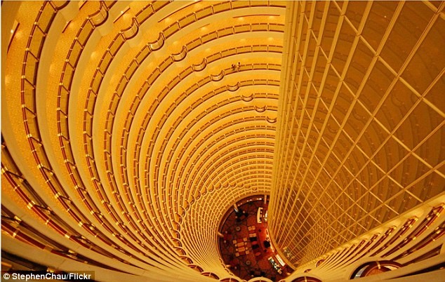 Tháp Jin Mao (Thượng Hải, Trung Quốc), cao 421 mét, 88 tầng, được khai trương tháng 8/1999. Tầng 53 - 86 dành cho Khách sạn Grand Hyatt. Cầu thang cuốn bên trong tháp Jin Mao
