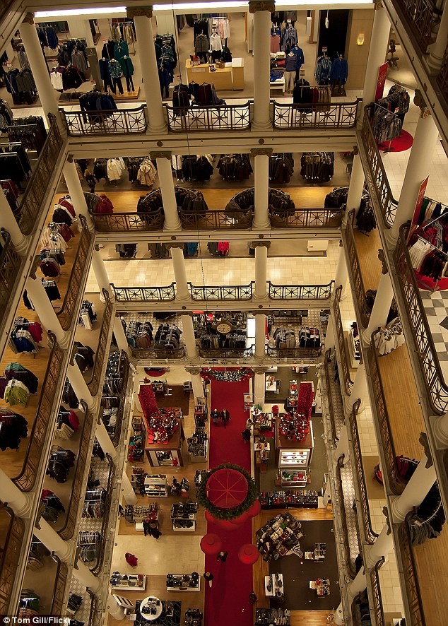 Toà nhà Marshall Field trên đường Macy's State, Chicago trong khi khách mua sắm đông như kiến ở các tầng dưới.