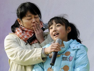 Tại Seoul (Hàn Quốc), Saori Abe và con gái Yurika nằm trong số những người Fukushima sơ tán sau cuộc khủng hoảng tại nhà máy điện Fukushima Daiichi. Ở đây, họ đã tham gia một cuộc biểu tình phản đối phát triển điện hạt nhân vào ngày 10/3/2012.