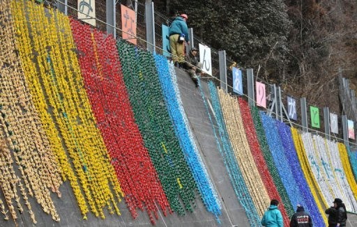 Người dân treo những con hạc giấy nhiều màu sắc như lời cầu nguyện cho linh hồn các nạn nhân trong thảm họa động đất, sóng thần được an nghỉ.