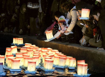 Đêm 10/3, người dân Nhật Bản thắp nến tưởng nhớ các nạn nhân.