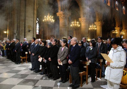 Tại Nhà thờ Đức Bà Paris (Pháp), người Nhật cũng tưởng niệm hàng chục nghìn nạn nhân của trận động đất, sóng thần.