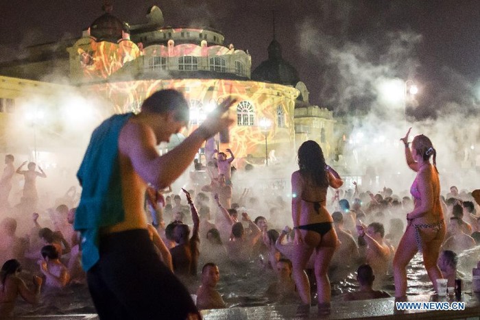Lễ hội tắm đêm là một hoạt động độc đáo ở thành phố này.