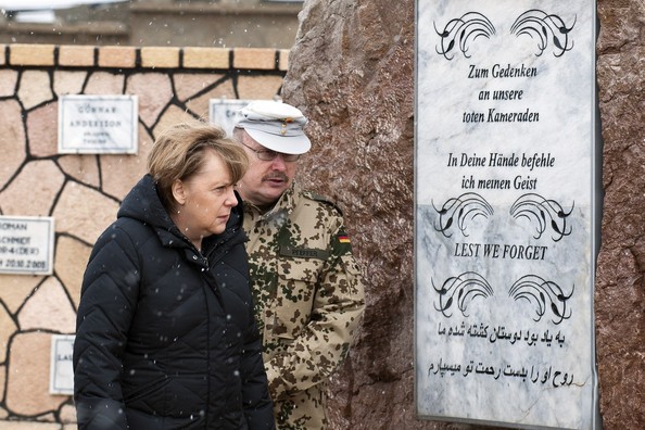 Thủ tướng Angela Merkel và Chỉ huy quân đội Liên bang Đức Bundeswehr - Erich Pfeffer thăm đài tưởng niệm các liệt sĩ tại căn cứ quân sự Đức.