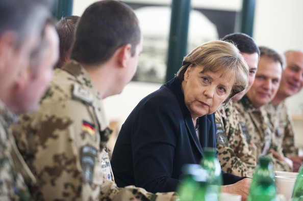 Bà còn trò chuyện thân mật với các binh sỹ tại nhà ăn của quân đội Đức ở Trại Marmal.