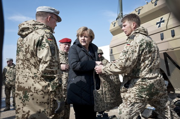 Ngoài ra, Thủ tướng Angela Merkel còn trao đổi với binh lính về trang thiết bị quân sự.