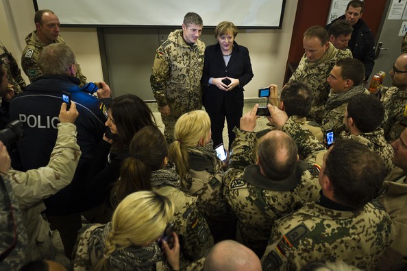 Các binh sĩ rất hào hứng khi được chụp ảnh lưu niệm cùng Thủ tướng Đức.