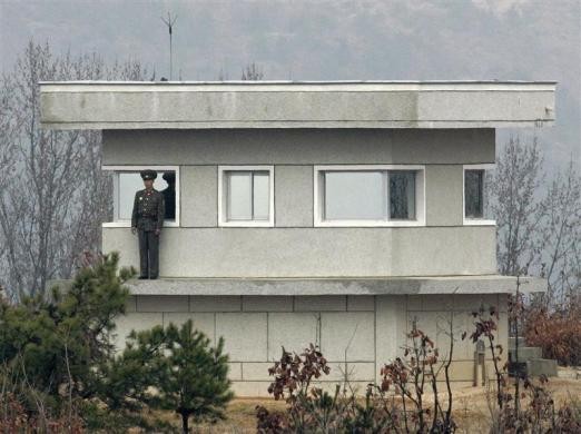 Lính Triều Tiên đứng gác ở khu DMZ.