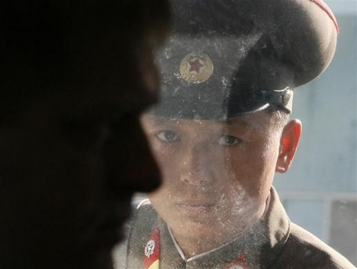Một người lính Triều Tiên nhìn qua khung cửa sổ khi Thủ tướng Robert Fico của Slovakia tới thăm làng đình chiến Panmunjom trong khu phi quân sự.