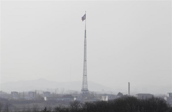 Lá cờ Triều Tiên trên đỉnh tháp ở làng Gijungdong trong khu phi quân sự DMZ.