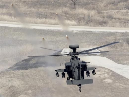 Chiếc trực thăng AH-64 Apache của Mỹ đang tham gia một cuộc tập trận với quân đội Hàn Quốc ở Pocheon, phía nam khu phi quân sự.