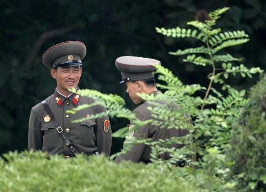 Binh sĩ Triều Tiên đang vui vẻ trò chuyện với nhau tại làng đình chiến Panmunjom.