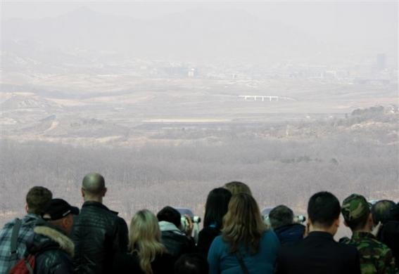 Khách du lịch nhìn về phía Triều Tiên vào một ngày sương mù từ khu quan sát Dora, gần khu phi quân sự.