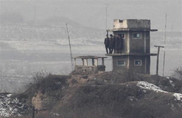 Binh sĩ Hàn Quốc đứng quan sát gần làng đình chiến Panmunjom trong khu vực DMZ.