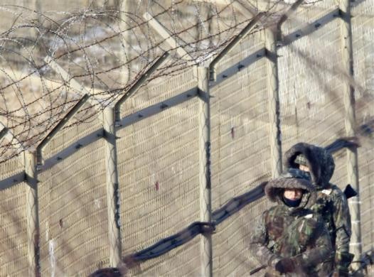 Các binh sĩ đi dọc theo hàng rào dây thép gai gần khu phi quân sự DMZ ngăn cách hai miền Triều Tiên ở Paju.