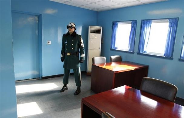 Một người lính Hàn Quốc trong phòng họp của Uỷ ban đình chiến của Bộ chỉ huy quân sự Liên Hợp Quốc tại Panmunjom.