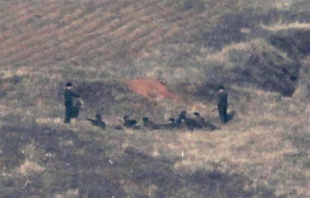 Binh sĩ Triều Tiên đang tập bắn súng ở quận Kaepoong gần khu phi quân sự DMZ.
