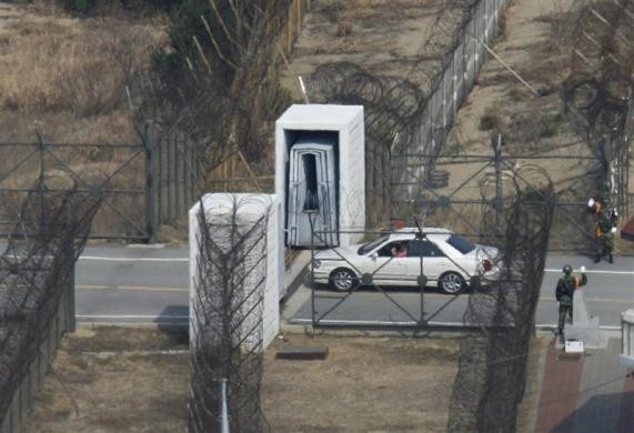 Khách du lịch Hàn Quốc vào thăm quan khu DMZ.