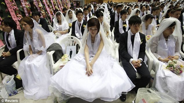 Ngoài 2.500 cặp vợ chồng có mặt trực tiếp tại buổi lễ, 2.700 cặp vợ chồng khác đã tham gia thông qua mạng internet.