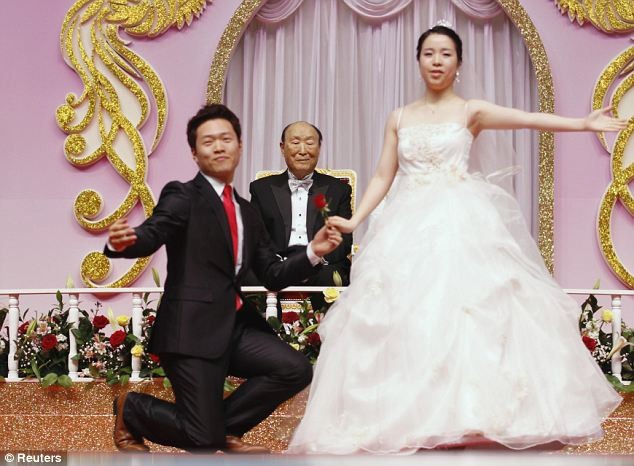 Một quan chức cao cấp của nhà thờ Seuk Joon-ho cho biết: "Đám cưới tập thể là cách để toàn thể nhân loại hoà thành một, xoá bỏ các ranh giới giữa màu da, tôn giáo và dân tộc. Mục tiêu của chúng tôi là làm cho thế giới hòa bình với sự hình thành của các gia đình mới".