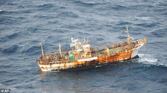 Con tàu đánh cá bị sóng thần ở Nhật Bản cuốn trôi hồi năm ngoái.