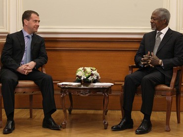 Tổng thống Nga Dmitry Medvedev và đặc phái viên Liên Hợp Quốc - Liên đoàn Ả Rập Kofi Annan.