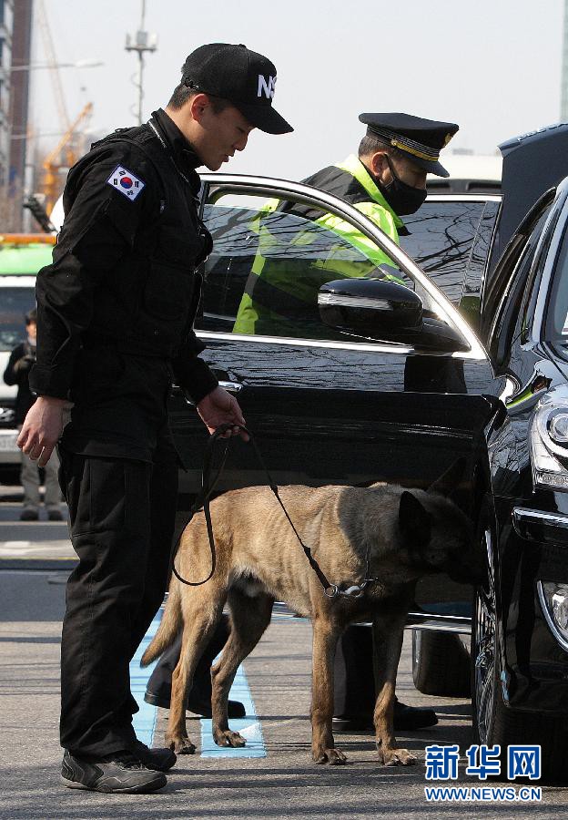 Cảnh sát kiểm tra một chiếc xe bên ngoài nhà ga đường sắt tại Seoul, thủ đô của Hàn Quốc.