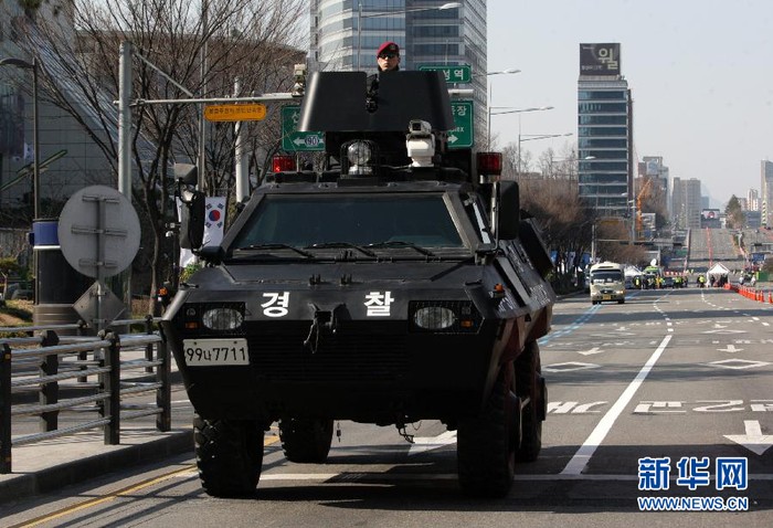 Cảnh sát Hàn tuần tra trên đường phố ở Seoul.