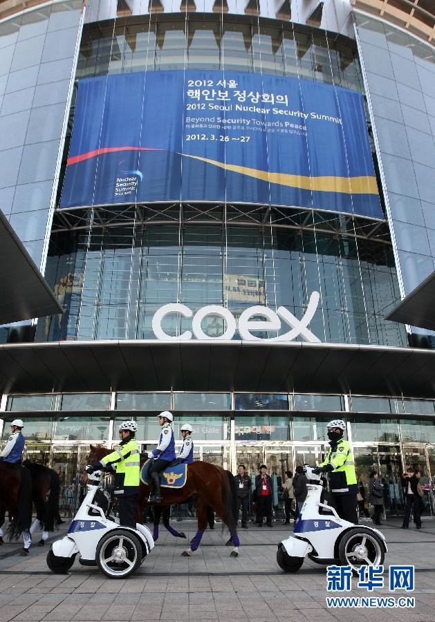 Khoảng 36.000 nhân viên cảnh sát đã được điều đến xung quanh trung tâm hội nghị COEX ở phía Nam Seoul, địa điểm chính diễn ra hội nghị thượng đỉnh.
