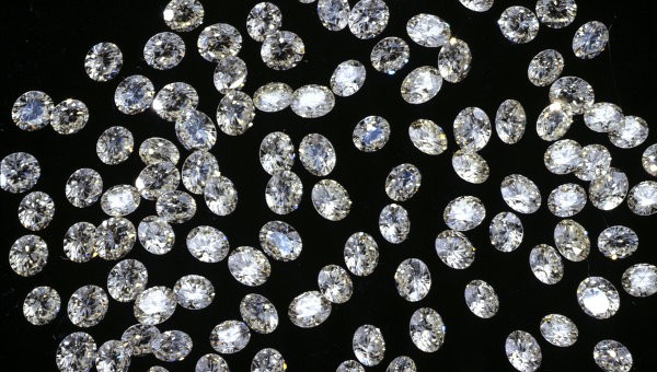 Chiếc túi đựng gần 500 viên kim cương đã được phát hiện trong thang máy.