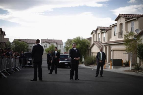 Nhân viên mật vụ giữ gìn an ninh trên một đường phố - nơi Tổng thống Obama có cuộc gặp với một gia đình tại nhà của họ ở Las Vegas.