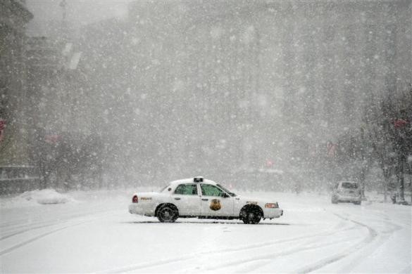 Một chiếc xe mật vụ trên Đại lộ Pennsylvania bên ngoài Nhà Trắng trong khi tuyết rơi nặng tại Washington.