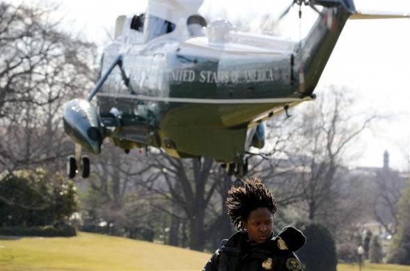 Chiếc Marine One đang chở Tổng thống Obama vừa cất cánh từ Nhà Trắng và được bảo vệ bởi một thành viên của cơ quan mật vụ.