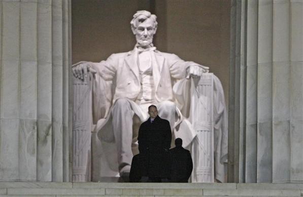 Bảo vệ an ninh khi Tổng thống Barack Obama tới thăm Đài tưởng niệm Lincoln ở Washington.