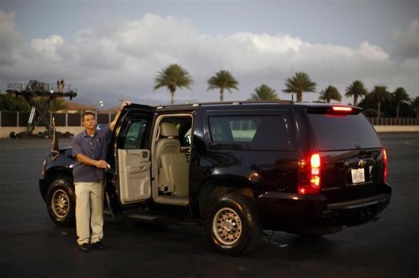 Chiếc xe việt dã (SUV) đã sẵn sàng chờ Tổng thống Obama khi trở về căn cứ Hickam gần Honolulu, Hawaii.