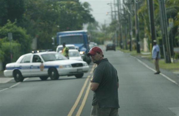Nhân viên mật vụ và cảnh sát Honolulu trong kỳ nghỉ Giáng sinh của Tổng thống Obama ở Kailua, Hawaii.
