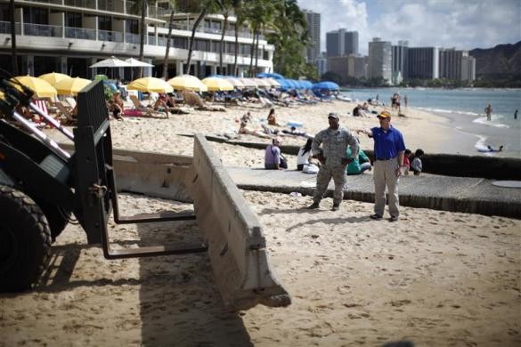 Một thành viên của cơ quan mật vụ giám sát ở bãi biển Waikiki trước khi Hội nghị thượng đỉnh APEC hàng năm diễn ra ở Honolulu, Hawaii.