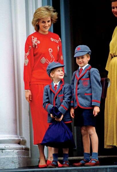 Ngày đầu tiên đi học của hoàng tử Harry. Bên cạnh là anh trai William.