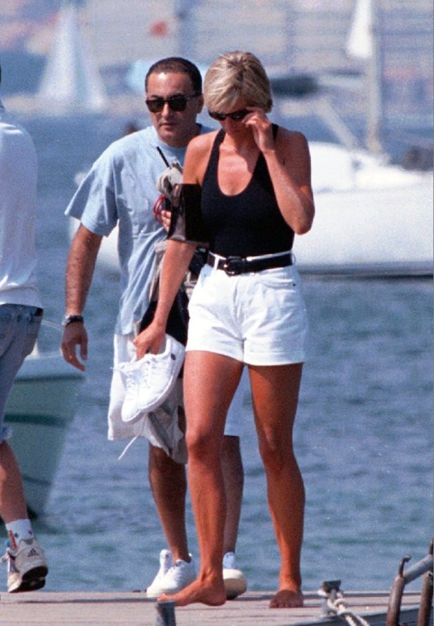 Công nương xứ Wales và Dodi Fayed, đi bộ trong khu nghỉ mát Riviera của Pháp ở St Tropez. Dodi Al Fayed là người đã cùng bà trốn khỏi các tay săn ảnh khi tai nạn xảy ra dẫn đến cái chết của bà năm 1997.