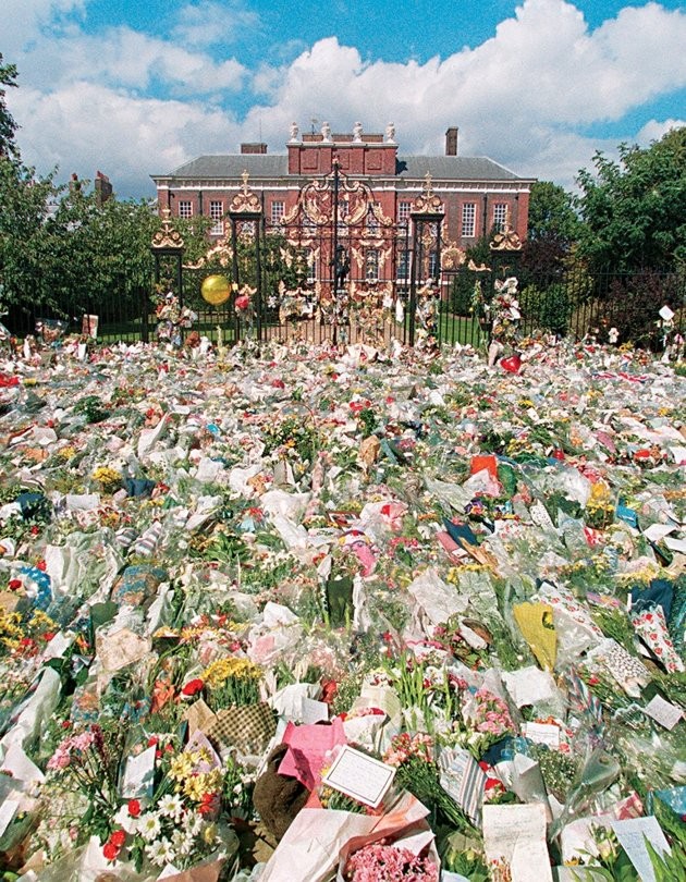 Cung điện Kensington tràn ngập hoa sau khi Công nương Diana qua đời.