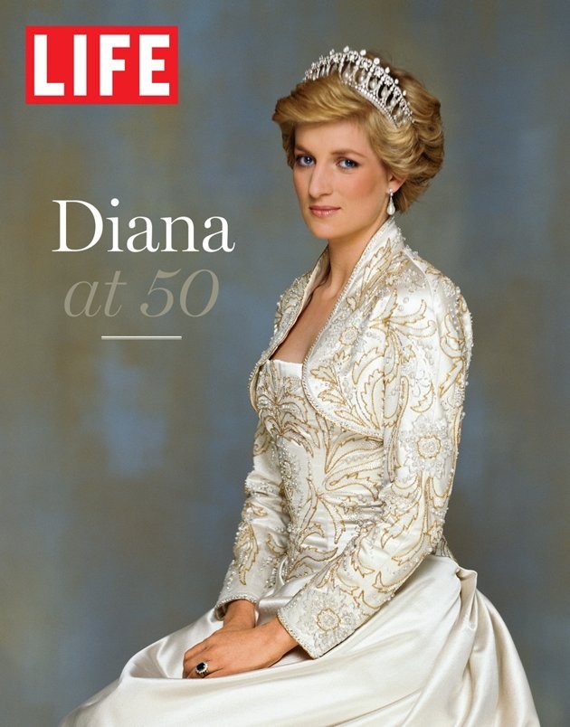 Bìa cuốn sách “Diana at 50” (Diana ở tuổi 50) của tạp chí Life. Cuốn sách được xây dựng trong dịp kỷ niệm 50 năm ngày sinh của công nương.