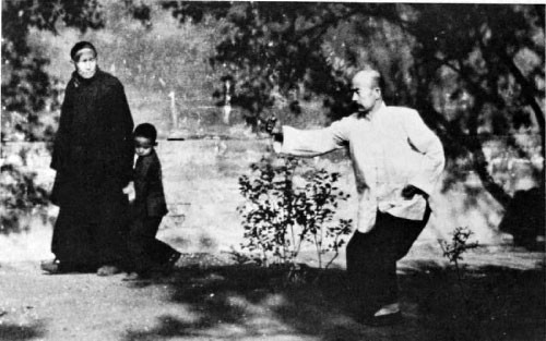 Những hình ảnh đen trắng này đã ghi lại cảnh luyện võ của người dân Trung Quốc trong thế kỷ trước. Từ già - trẻ, trai - gái đều có một niềm đam mê kỳ lạ đối với võ thuật.