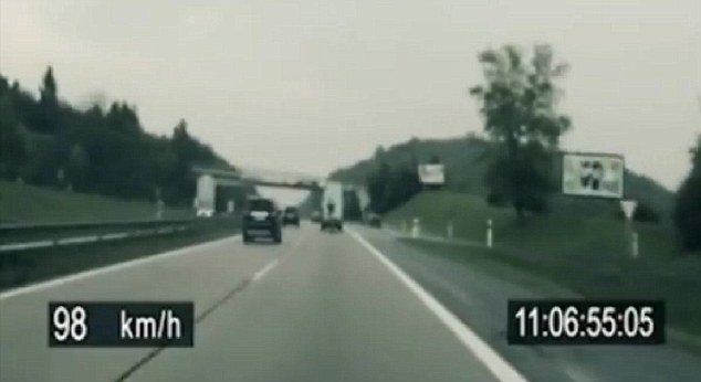 Ảnh chụp từ video cho thấy người đi xe đạp bám theo chiếc xe tải màu trắng trước sự truy đuổi ráo riết của cảnh sát.