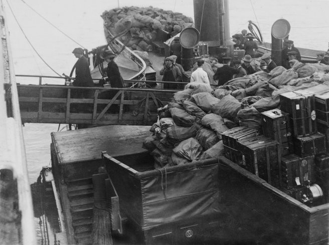 Các túi thư và đồ đạc được đưa lên tàu Titanic.