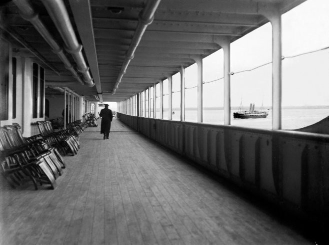 Đi dạo trên tàu sau khi rời bến cảng Southampton trong chuyến ra biển đầu tiên của Titanic.