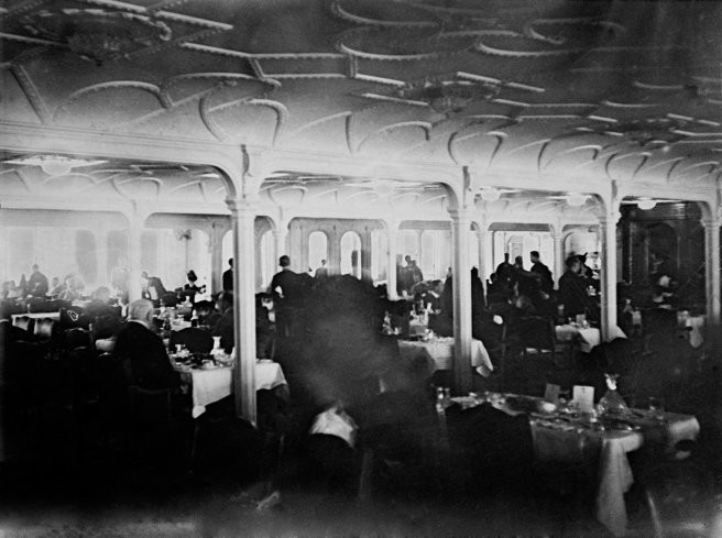 Bữa ăn tối trên boong hạng nhất của Titanic.