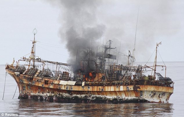 Con tàu đã bị bắn cháy và chìm xuống vùng biển sâu khoảng hơn 300m ở Vịnh Alaska và cách đất liền hơn 150km.